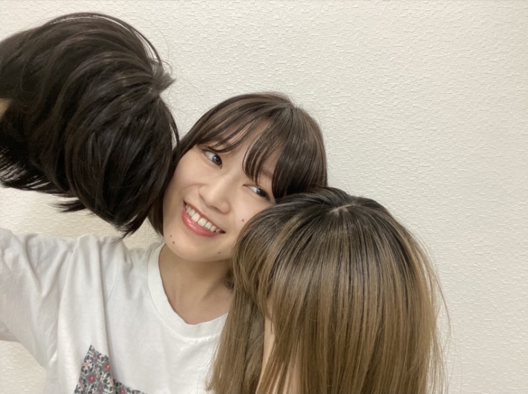 ウィッグを持っている女性